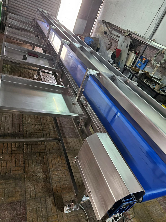 Convoyeurs élévateurs en inox : bande claire à tasseaux, châssis inox.