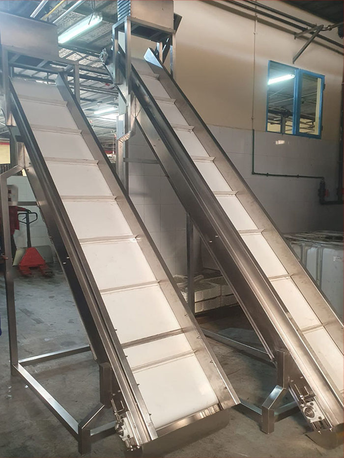 convoyeur-elevateur-inox-bande-blanche-tasseaux